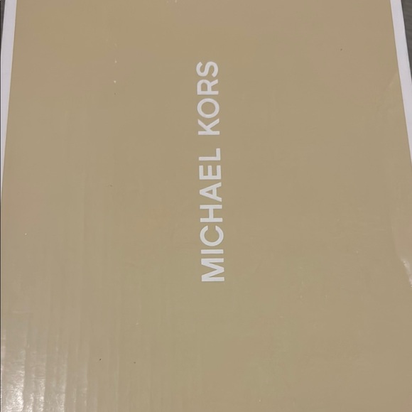 Michael Kors Silver Women's Shoes
Excellent condition πππππ - Picture 5 of 6